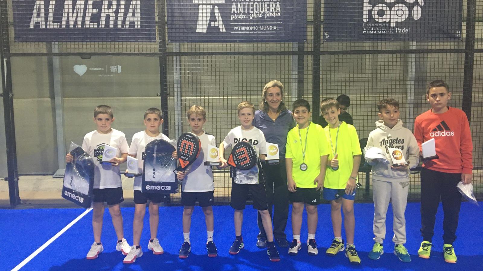 Los menores participantes posan con sus respectivos premios al término de la competición.