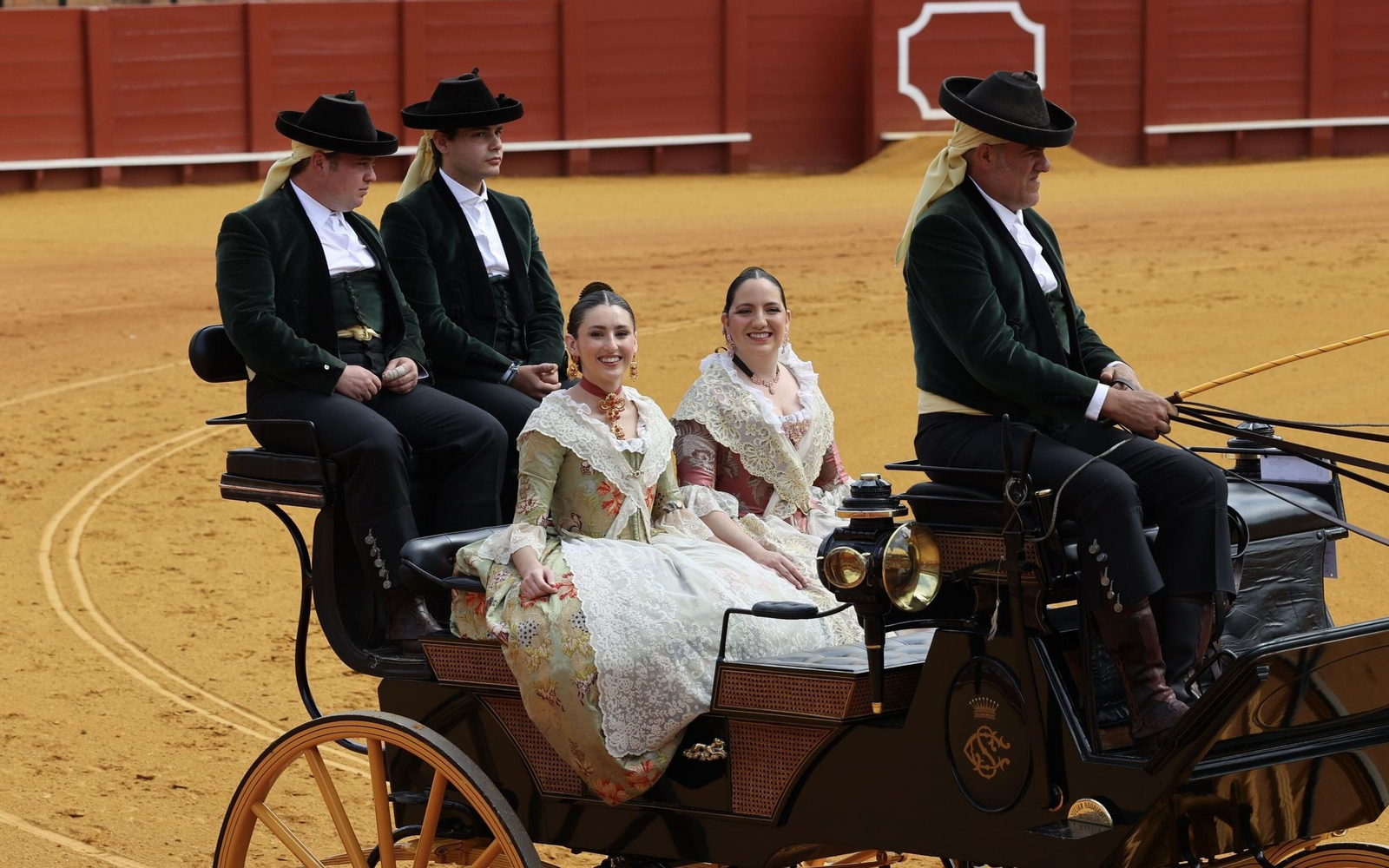 Las jóvenes valencianas vestidas de falleras en homenaje a las víctimas de la DANA