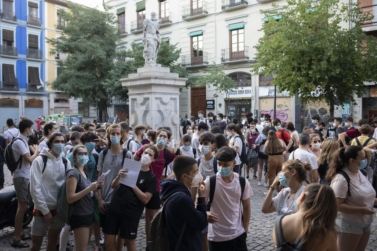Plaza de Derecho en Granada tras el examen de Selectividad.