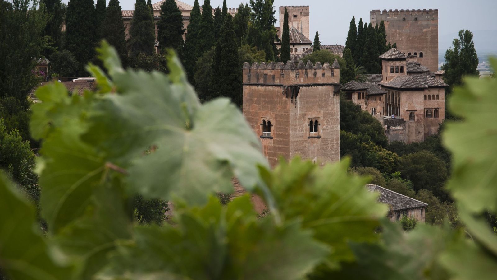 La Alhambra de Granada, el conjunto monumental más reconocido de Andalucía y uno de los grandes símbolos del legado andalusí en Europa.