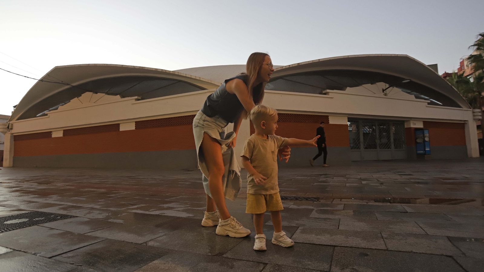 Sasha y León en la plaza del mercado Ingeniero Torroja en Algeciras