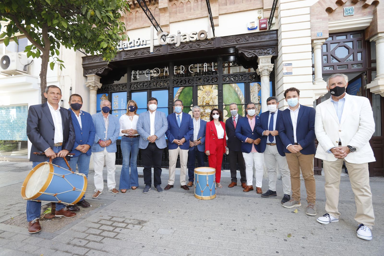 Imágenes de la inauguración de la exposición Regina Roris en la sala de la Fundación Cajasol 'El Comercial'