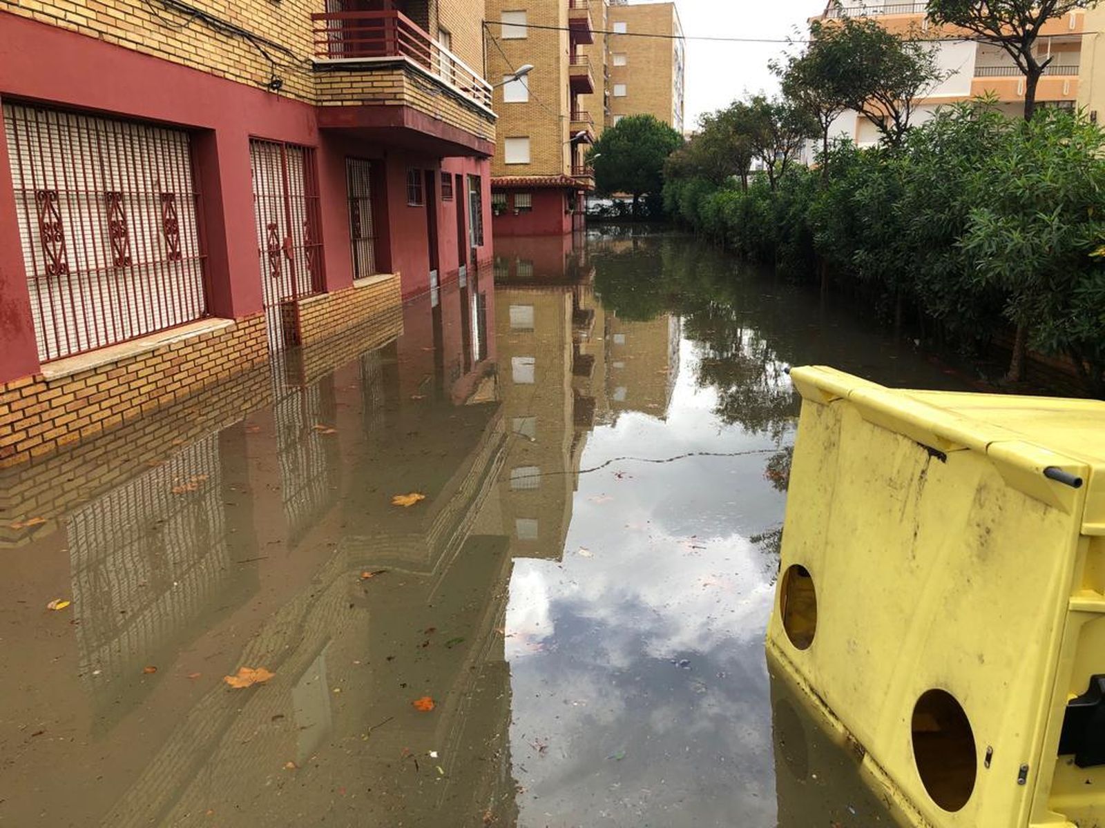 Los comercios de la la avenida de Castilla de La Antilla están prácticamente todos afectados y muchos coches y bajos de edificios