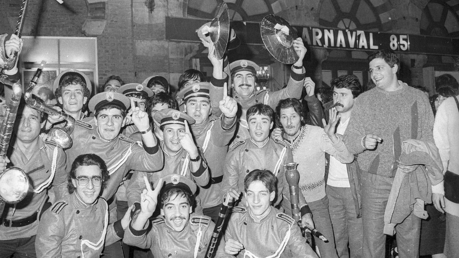 Antonio de Carlos, con los platillos, celebra junto a sus compañeros el primer premio de ‘La banda municipal’.