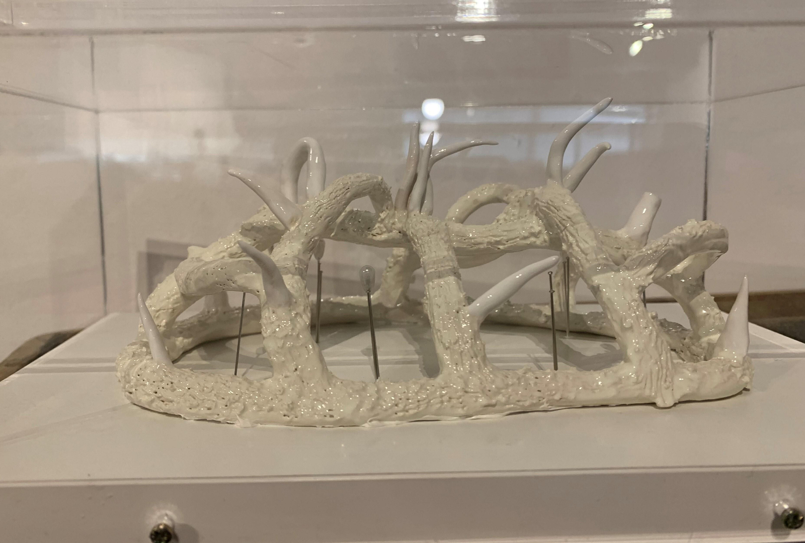 Escultura de Victoria Maldonado, realizada con cerámica esmaltada y alfileres (2022), expuesta en 'Holocausto'.