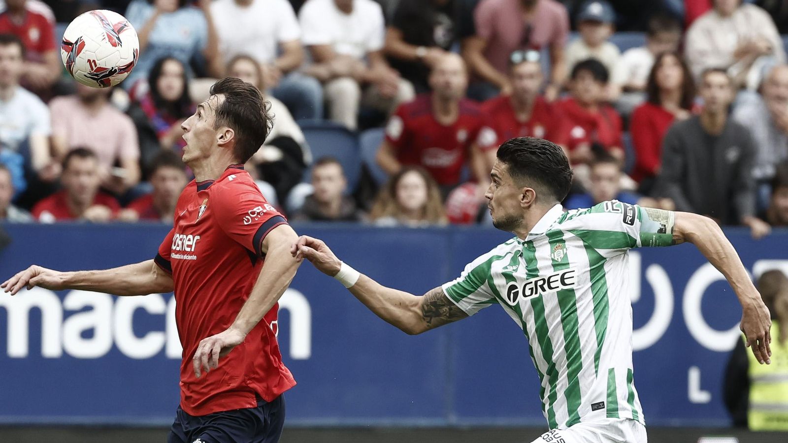 Budimir trata de cpmtrolar ante la presión de Bartra.