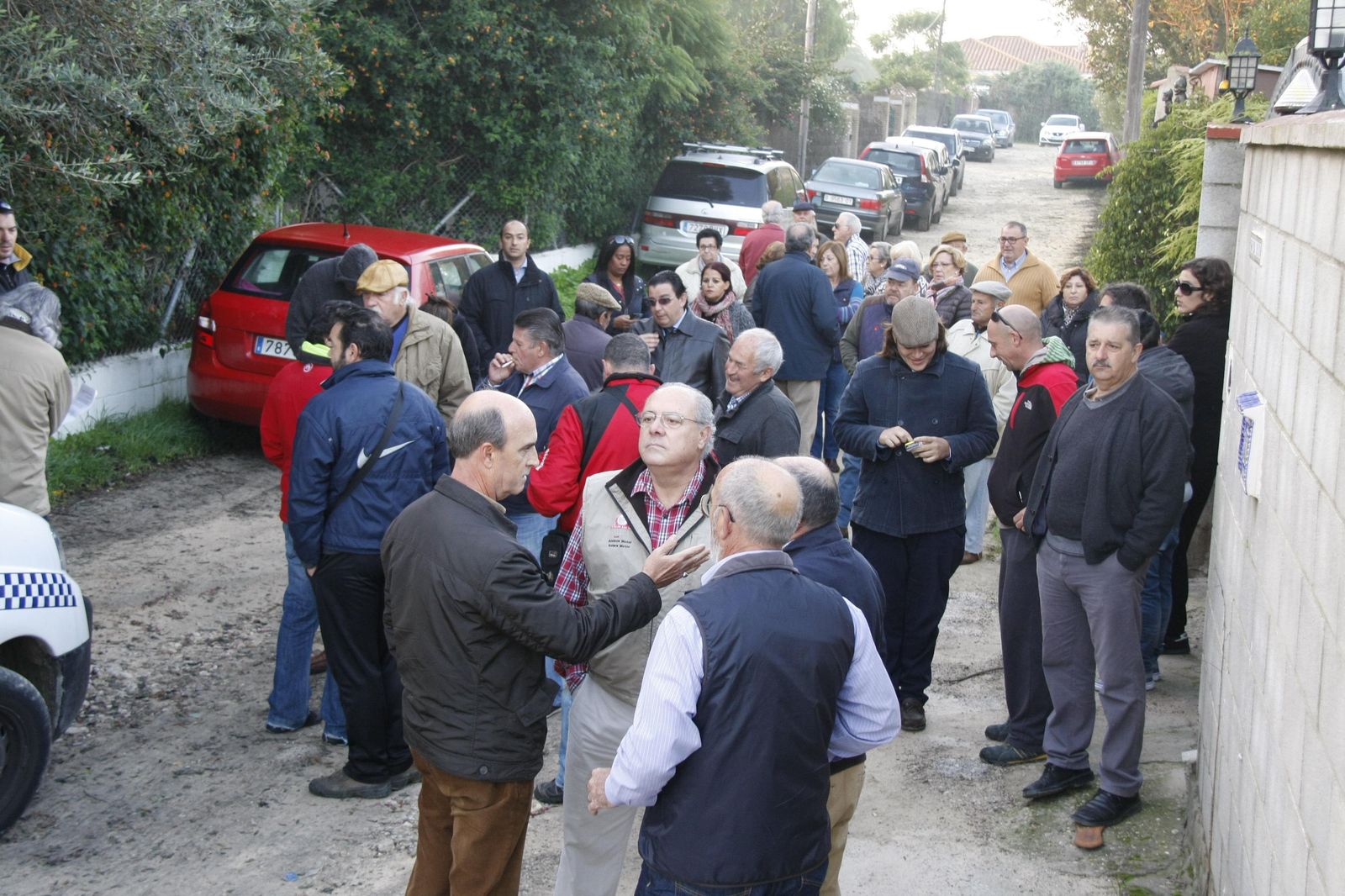 La concentración de vecinos e integrantes de colectivos motivó que la dirección de obras decidiera no meter las máquinas para evitar posibles daños a las personas.