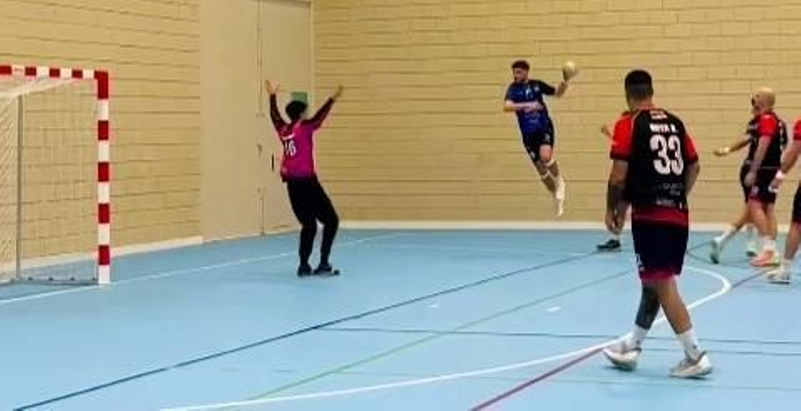 Un jugador del conjunto canterano-sureño en plena ejecución de un tiro en un partido de esta temporada.