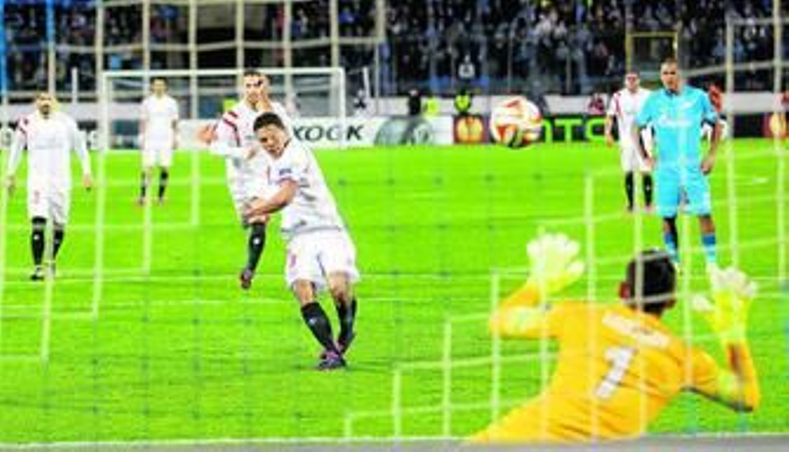 Bacca transforma con un golpeo fuerte y arriba el penalti cometido sobre Vitolo. Bacca transforma con un golpeo fuerte y arriba el penalti cometido sobre Vitolo.