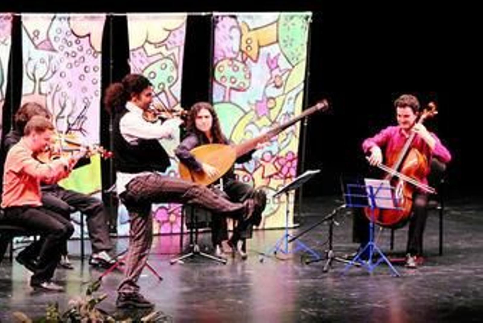 Malikian acompañado por José Ángel Vélez, violín; Humberto Armas, viola; Dragos Balan, violonchelo; y Juan Francisco Padilla, tiorba y laúd.