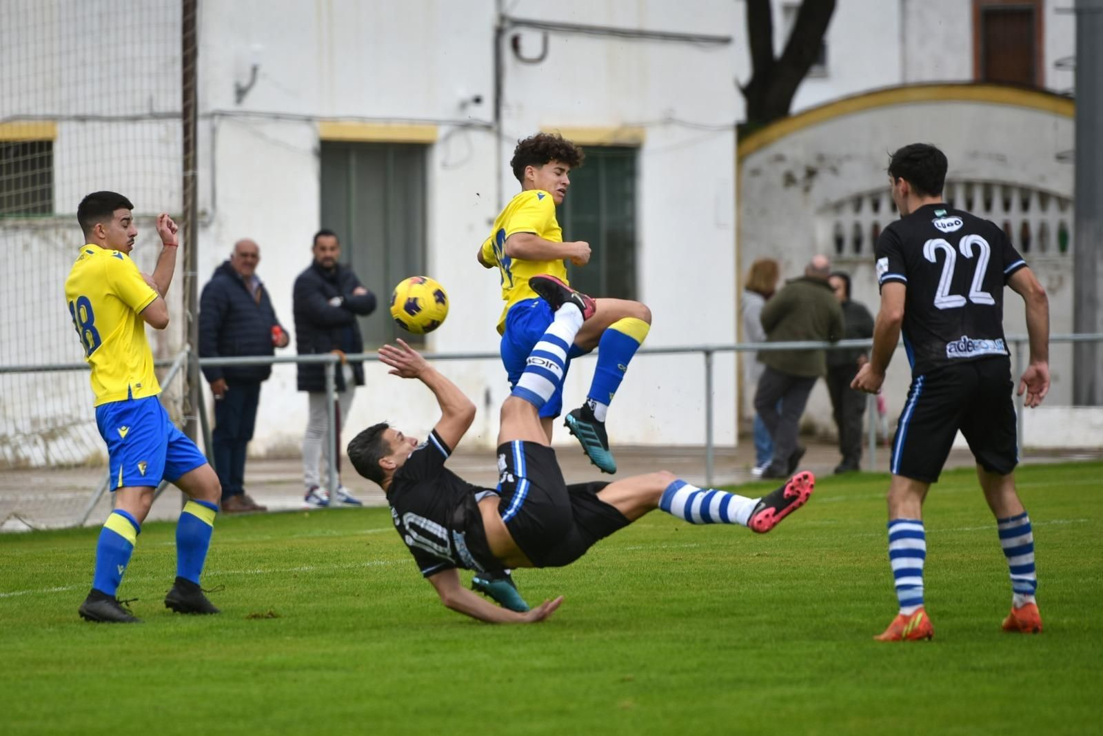Javi Aranda anotó dos goles al Balón. Javi Aranda anotó dos goles al Balón.