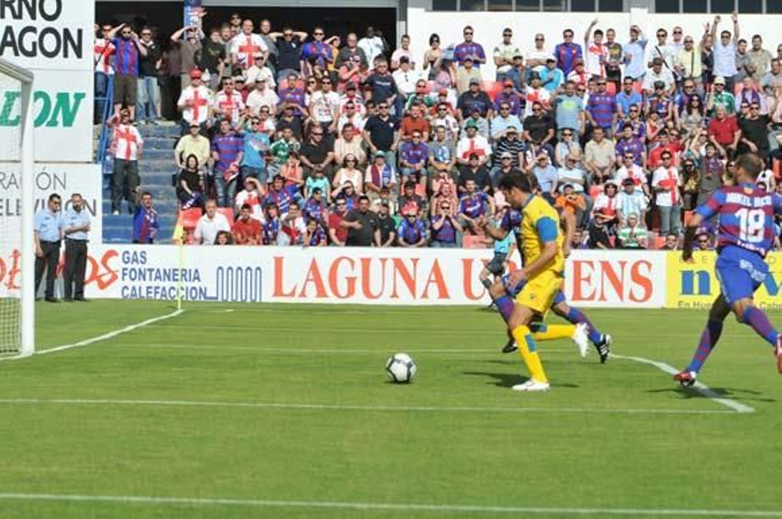 El equipo amarillo vuelve a los puestos de descenso y se complica la vida al perder por dos goles a uno frente al Huesca

Foto: LOF