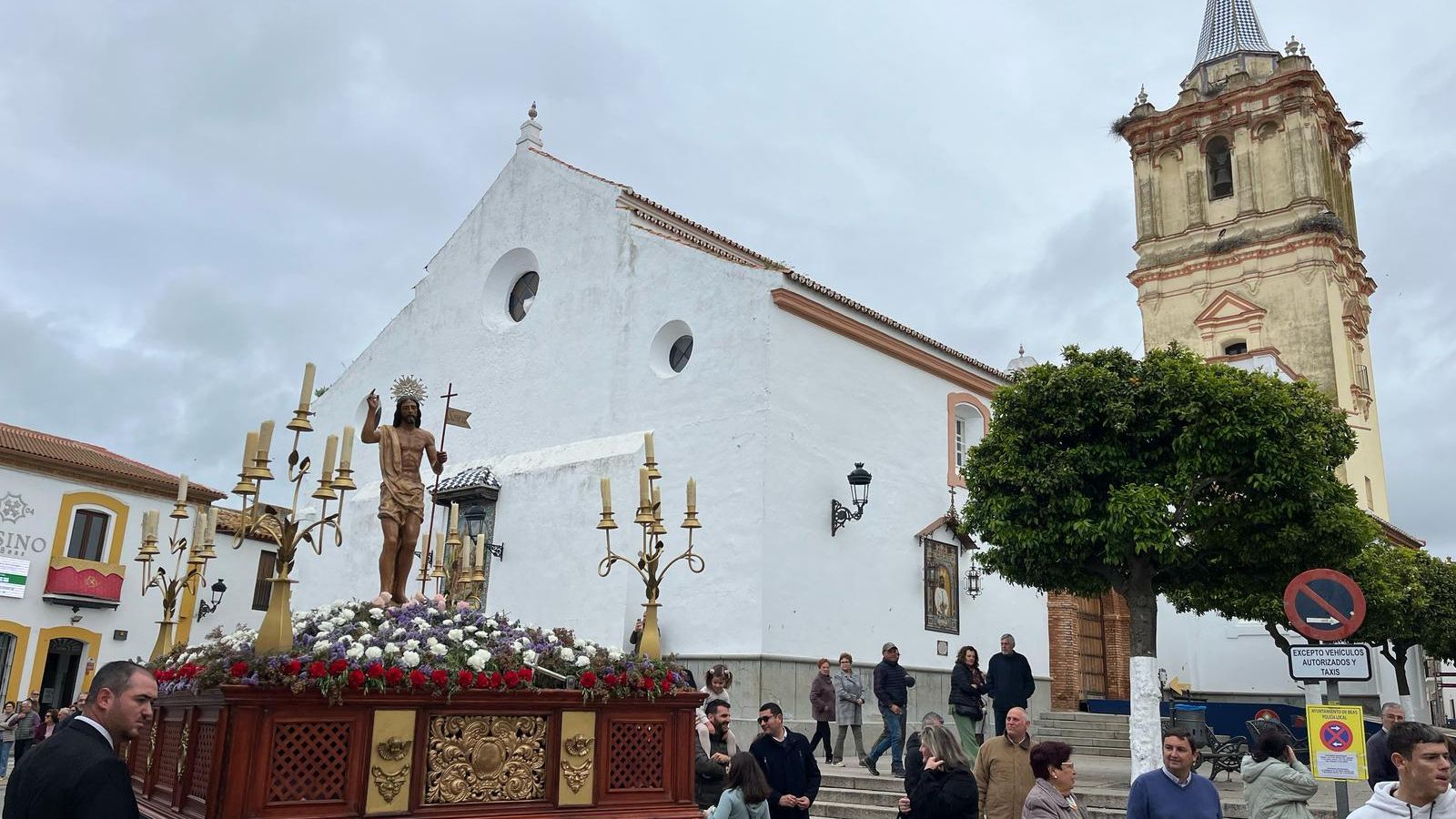El paso del Resucitado por la plaza de España. El paso del Resucitado por la plaza de España.