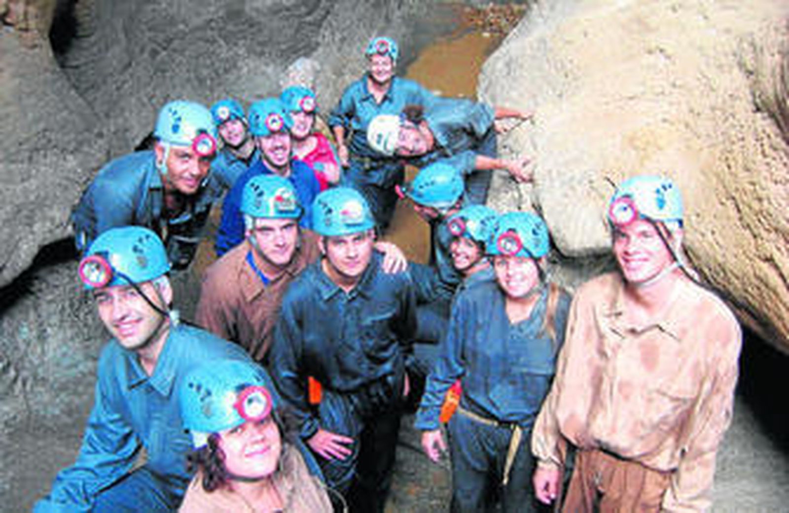 El grupo de aventureros dentro de una de las cuevas.