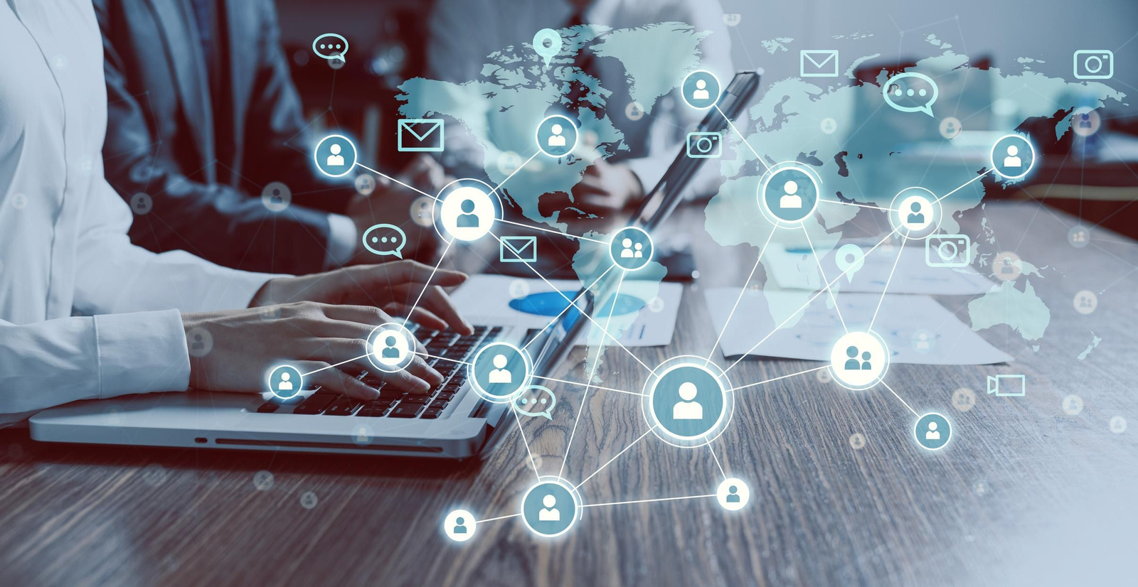 Los españoles con más relaciones online también se sienten más solos.