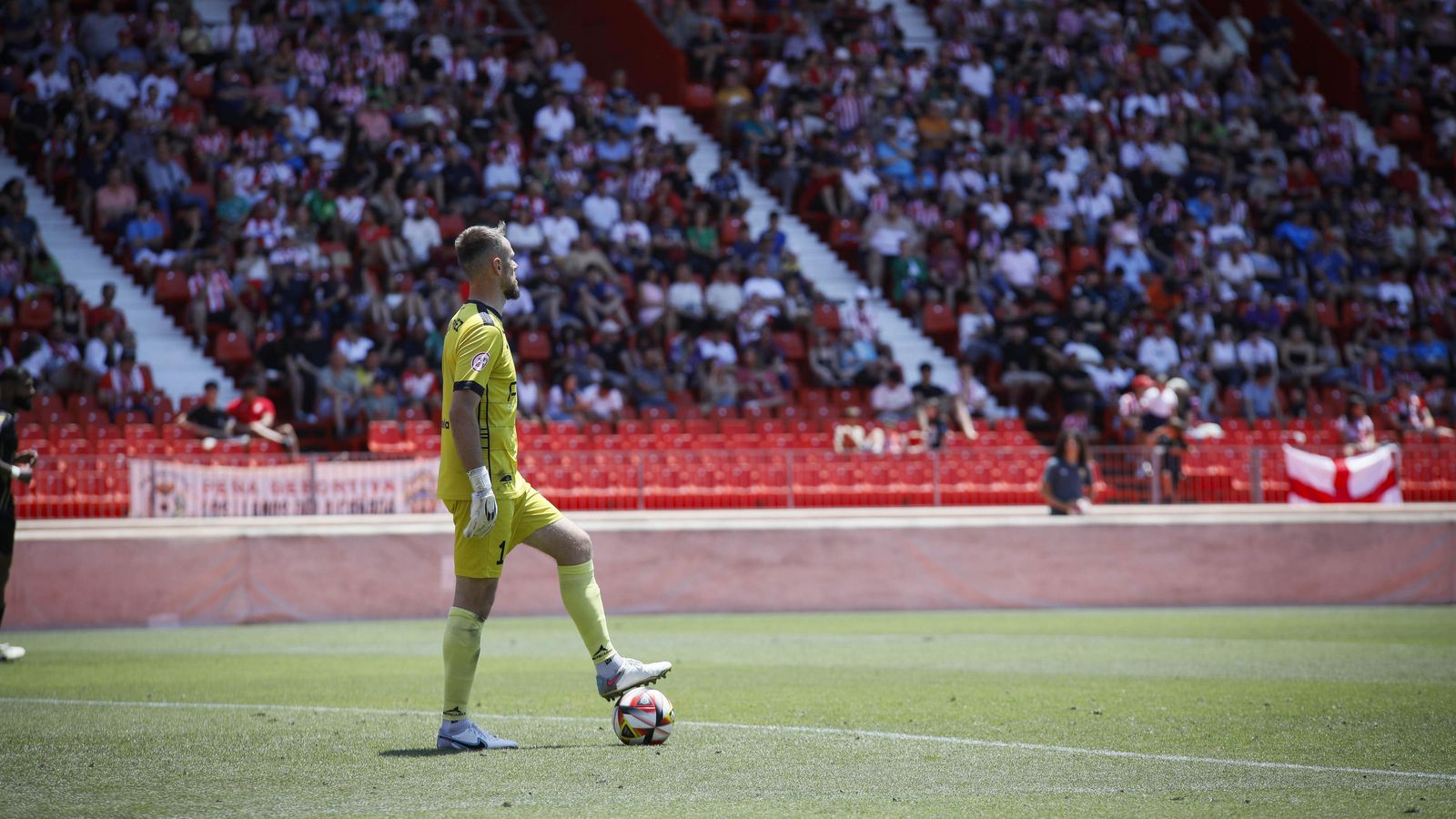 Javi Sánchez controla el balón en el Power Horse Stadium.