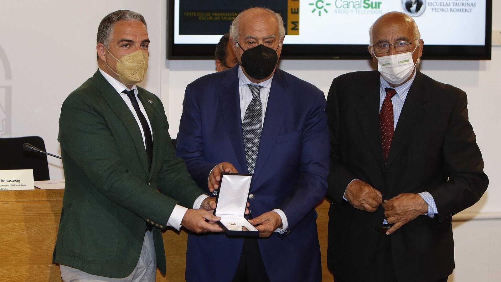 Ramón Valencia recogió la insignia de oro otorgada a la empresa Pagés.