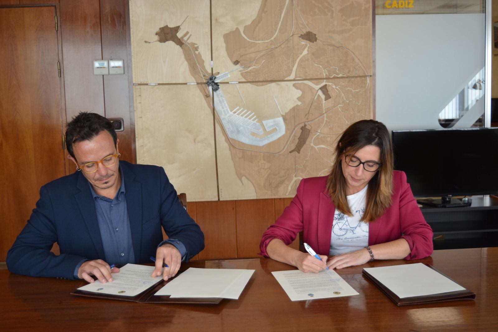 José María González y Victoria Rodríguez firman el protocolo.