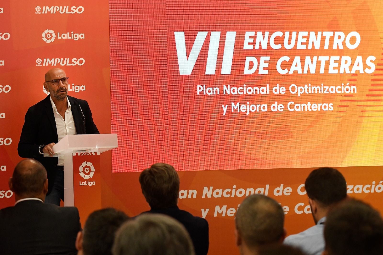 Monchi se dirige a los presentes en el Encuentro de Canteras.