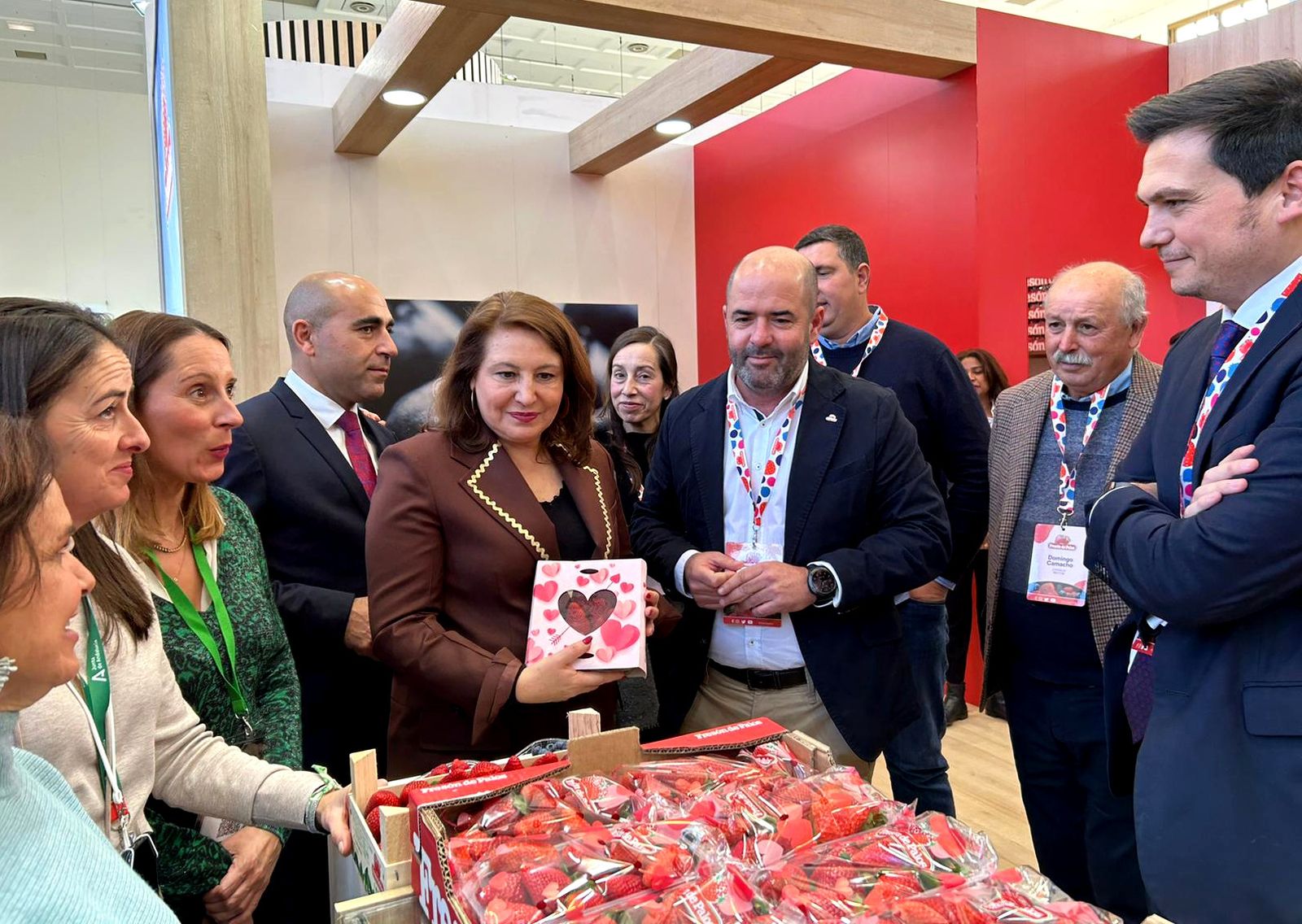 Carmen Crespo con fresas, uno de los productos más exportados de Andalucía