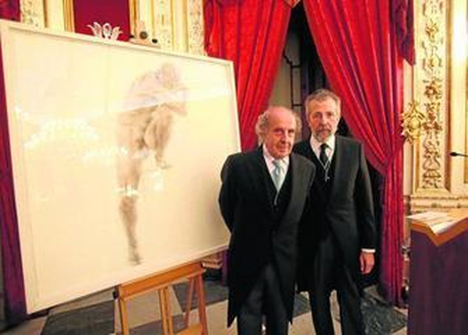Antonio Agudo junto a Hernán Cortés, ante el dibujo donado a la Academia de Bellas Artes por el primero.
