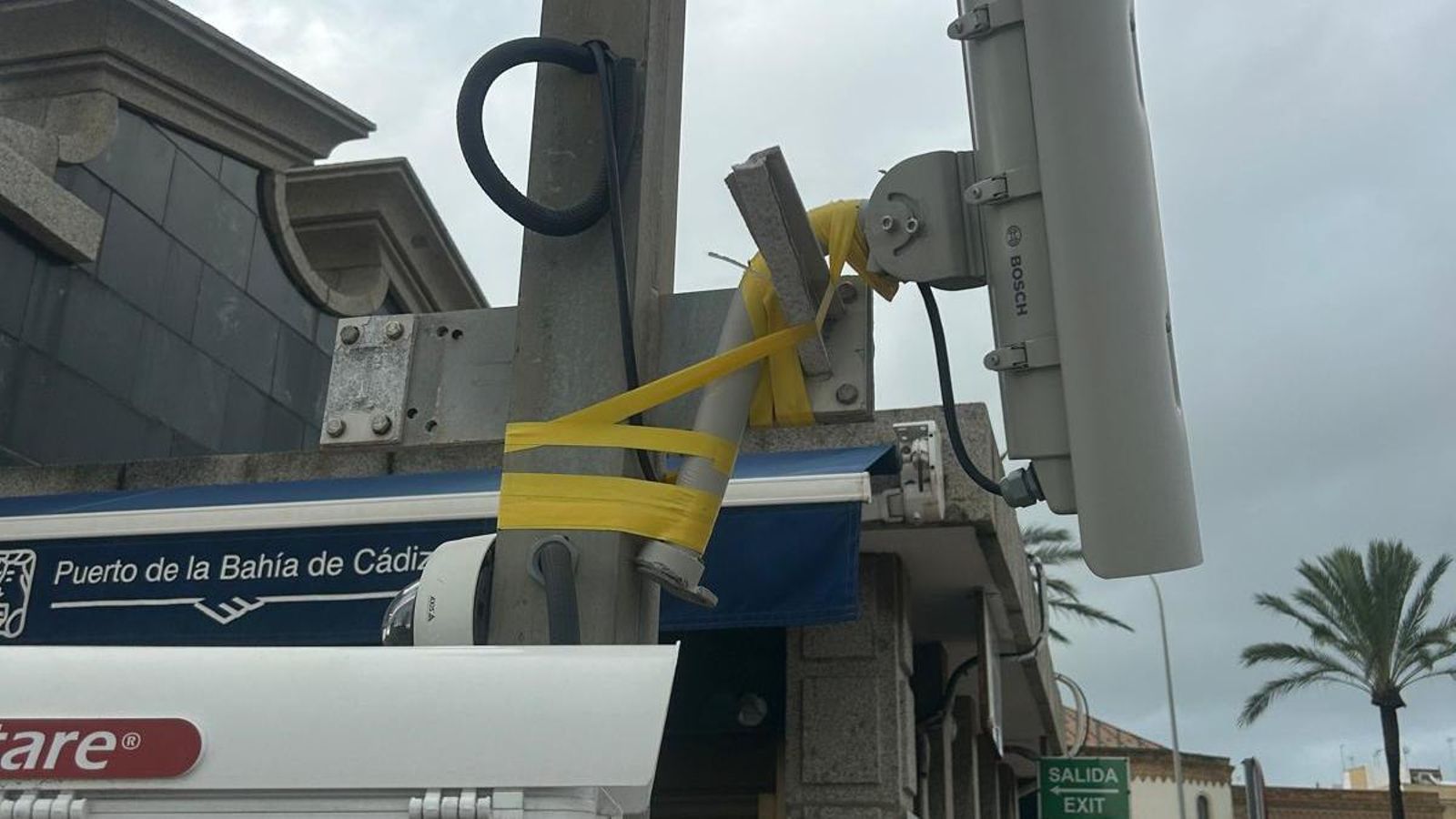 Algunas cámaras del puesto de control del puerto en la zona de la Plaza de Sevilla se han apañado con algo de cinta aislante a la espera de que se arregle de manera definitiva