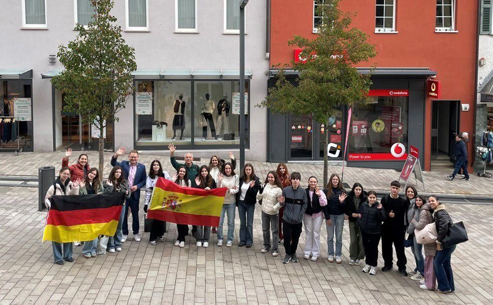 Los alumnos españoles y alemanes con algunos de los profesores a la salida del ayuntamiento de Albstadt, donde fueron recibidos por el alcalde, Steve Mall.