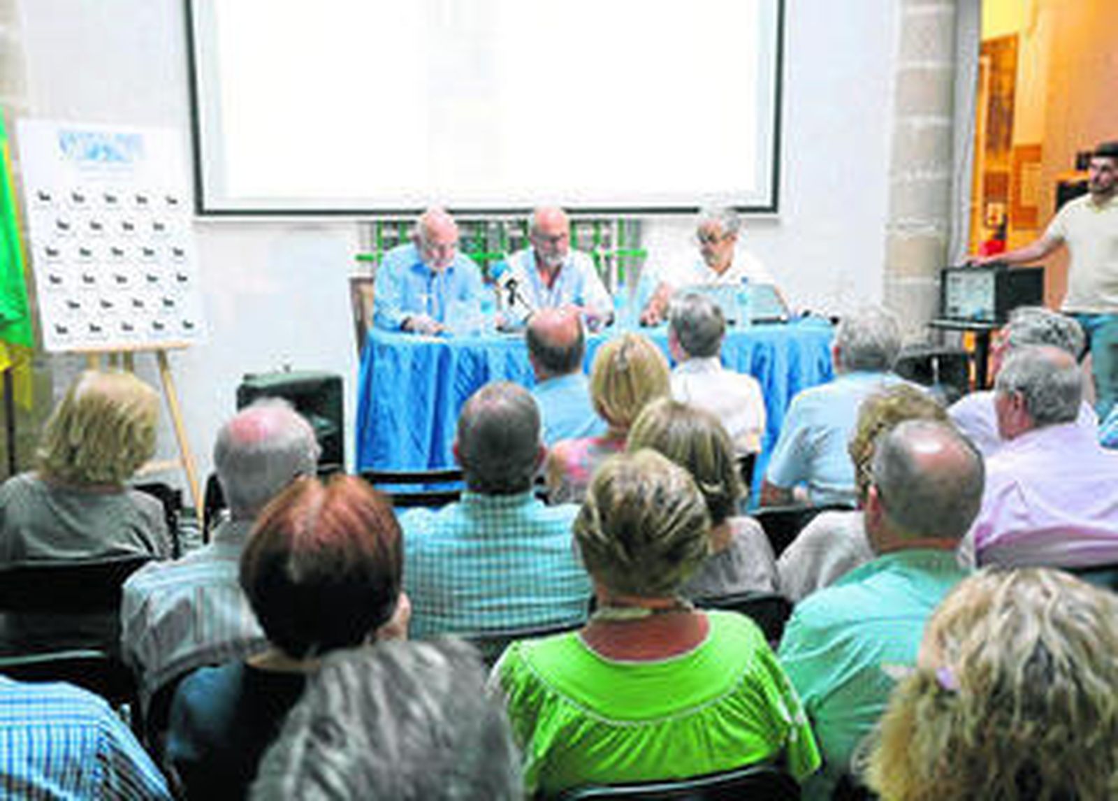 El arquitecto Jose Carlos Galán Jiménez, exponiendo en el patio de la Academia Santa Cecilia