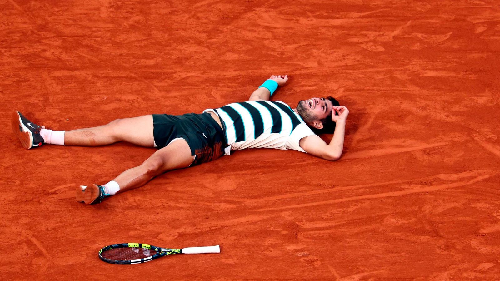 Alcaraz, tendido sobre la tierra batida tras su conquista en Roland Garros.