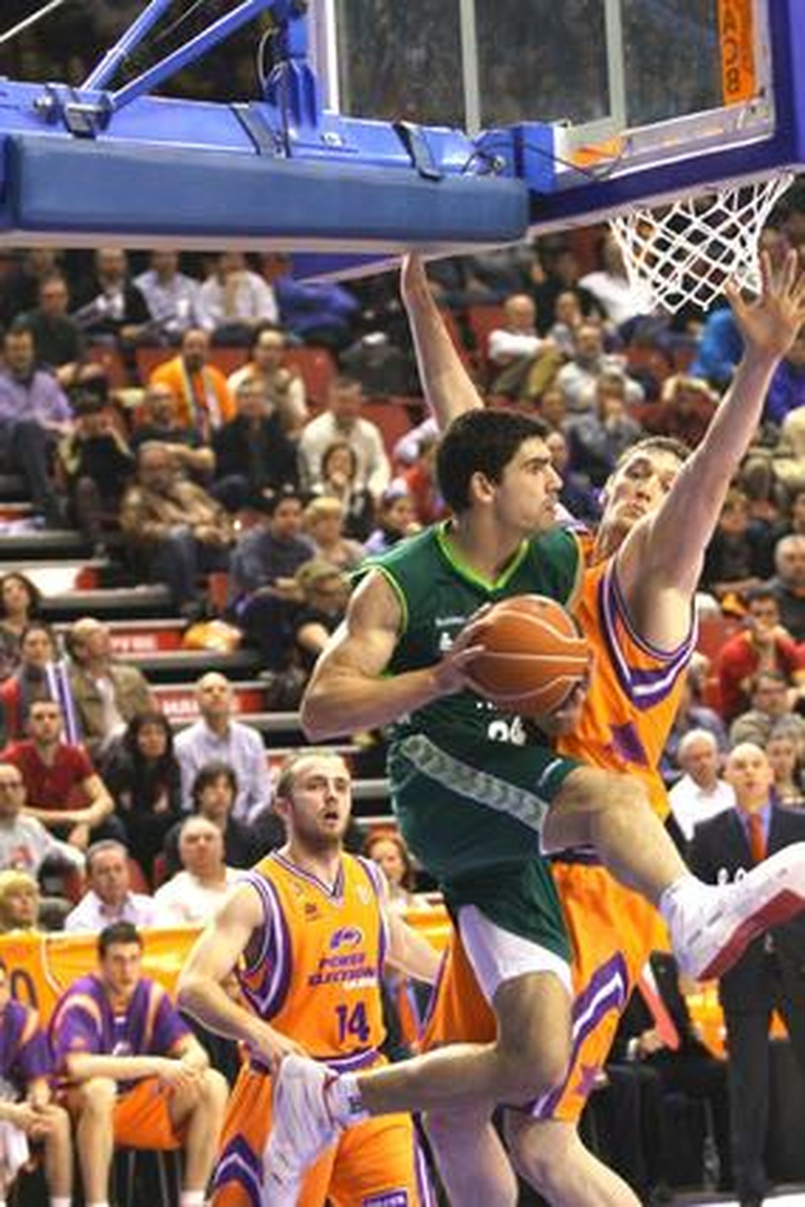 El Unicaja cae ante el Valencia lastrado por una mala primera parte. / LOF