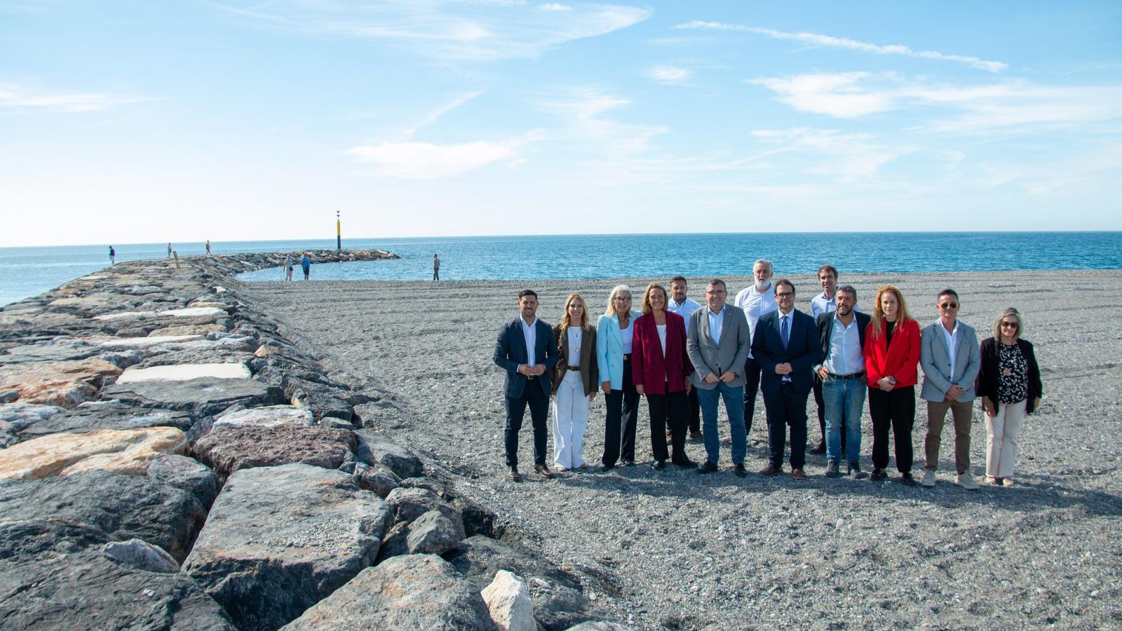 Foto de familia del fin de obras del espigón de Playa Granada Foto de familia del fin de obras del espigón de Playa Granada