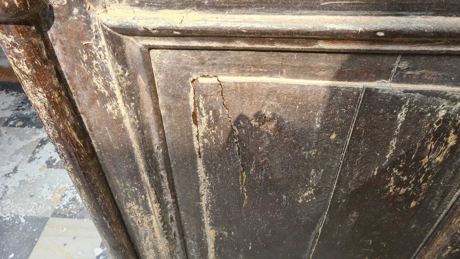 Detalles de la puerta dañada de la capilla.
