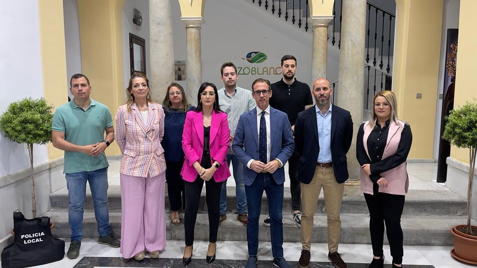 El alcalde de Pozoblanco, respaldado por su equipo.