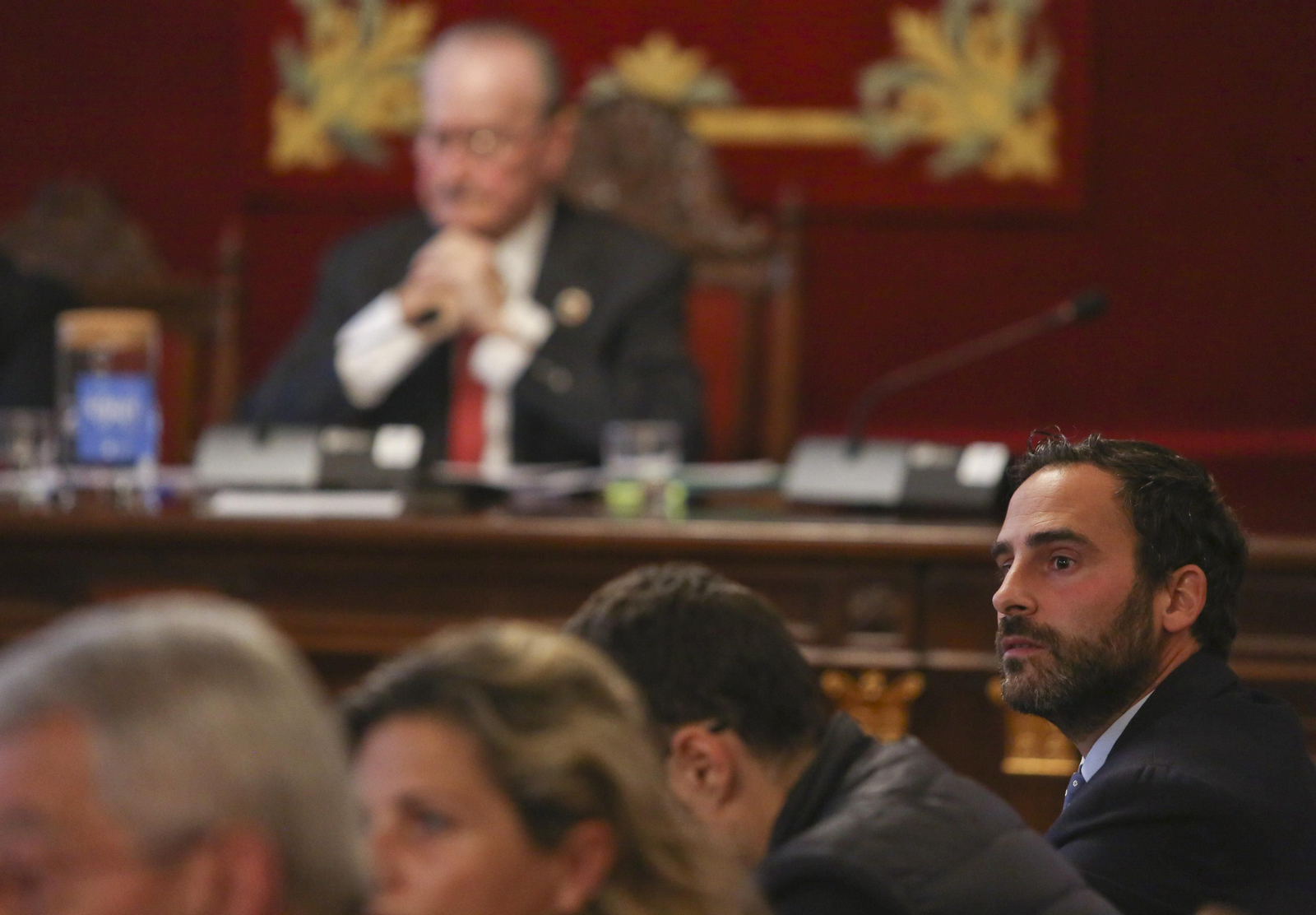 Daniel Pérez, en primer plano, y Francisco de la Torre, al fondo, en el Pleno de ayer.