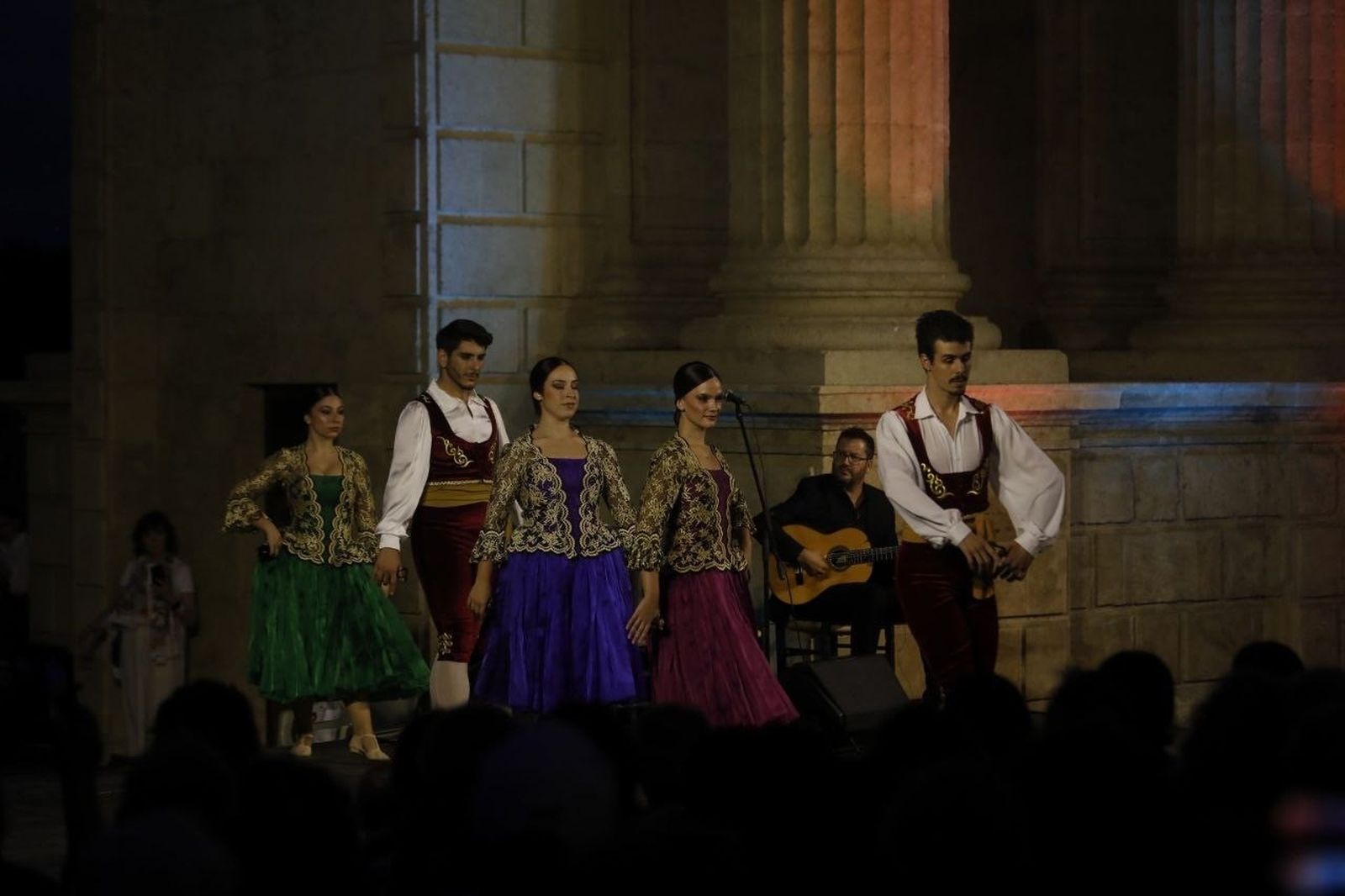 El espectáculo de danza española en la Puerta del Puente de Córdoba, en imágenes