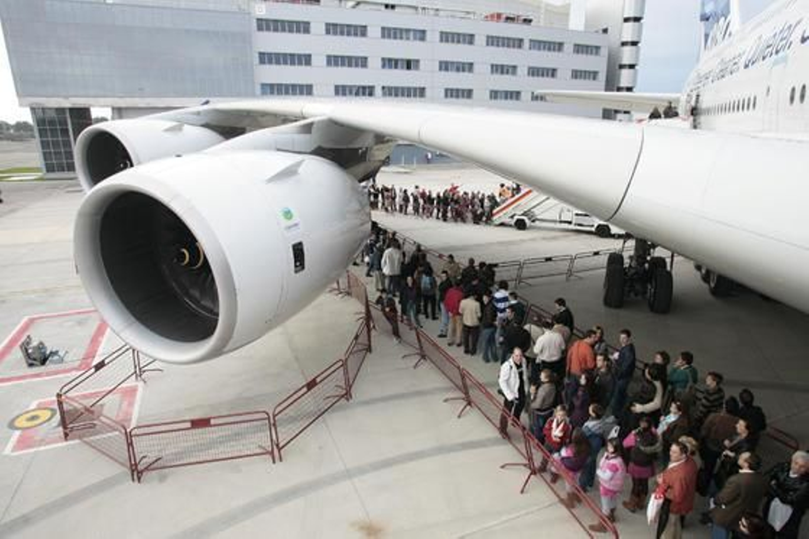 Airbus Military reunió en San Pablo y Tablada a 30.000 familiares y amigos de sus empleados en el denominado Día de la Familia, en el que visitaron las instalaciones de la empresa y diferentes aviones.

Foto: Juan Carlos Muñoz