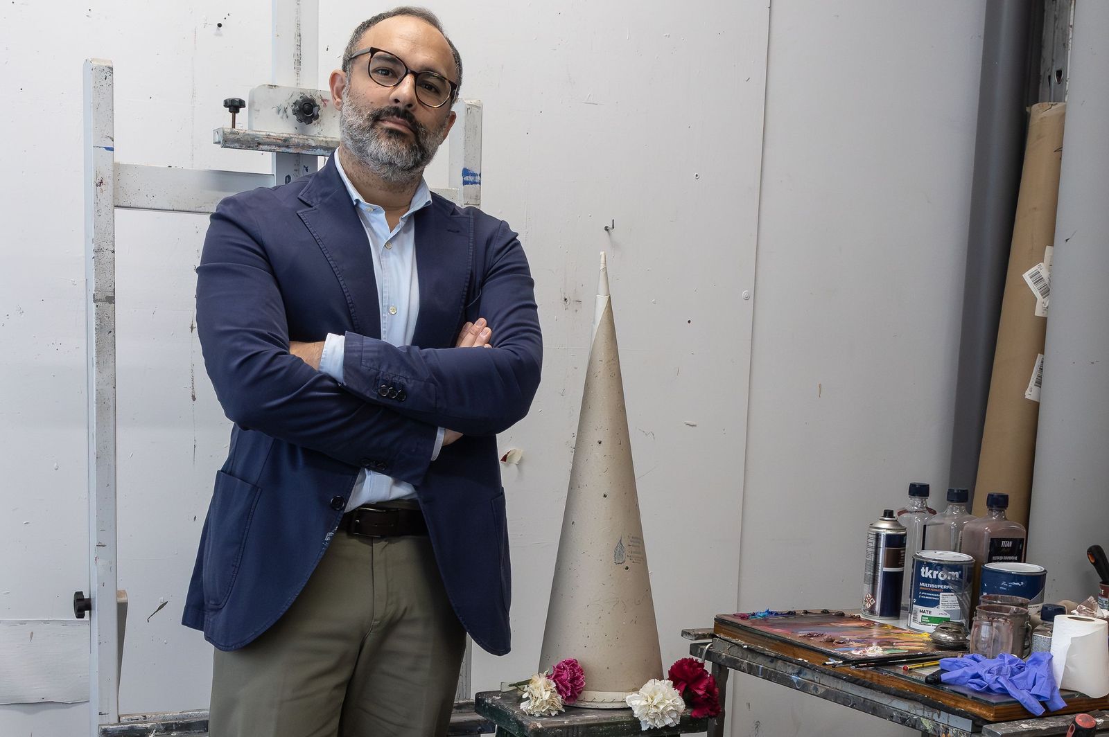 Daniel Franca, junto al capirote y claveles usados como modelo para el cartel de las Fiestas de Primavera 2026.