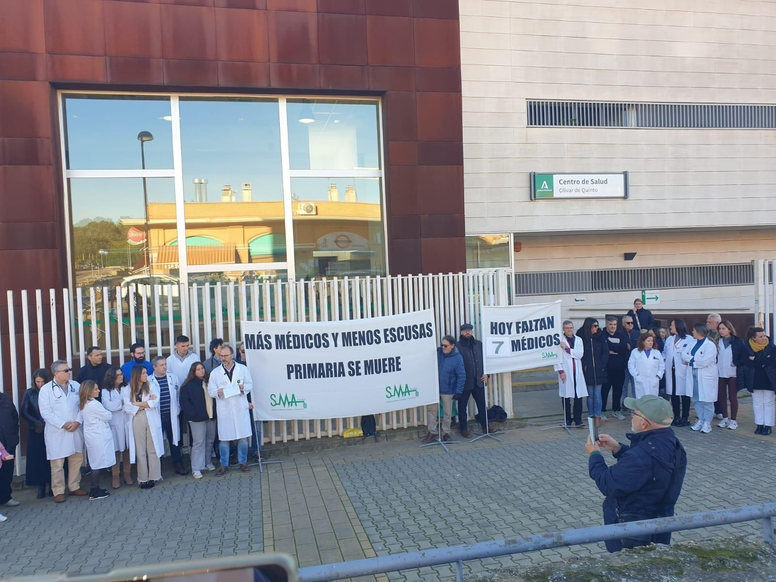 Un momento de la protesta a las puertas del centro de salud de Olivar de Quintos en Dos Hermanas.