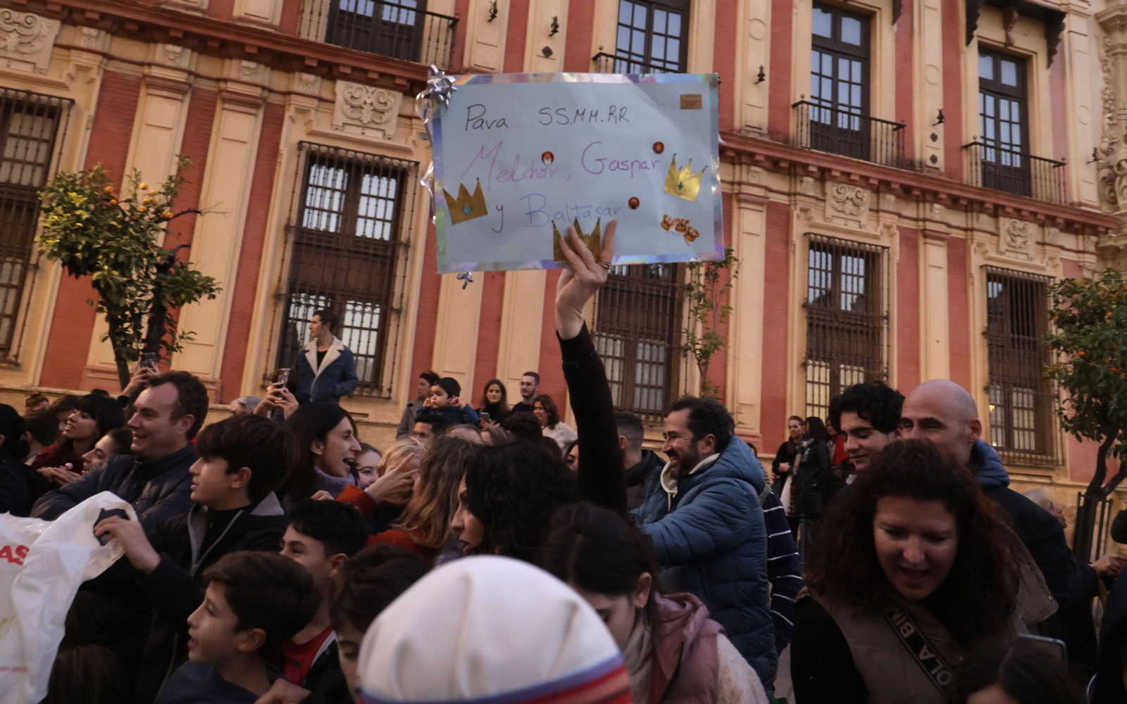 Las imágenes del Heraldo Real por las calles de Sevilla