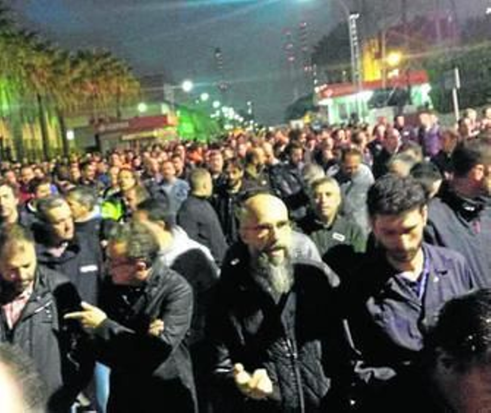 Los trabajadores, ayer en las puertas de refinería.
