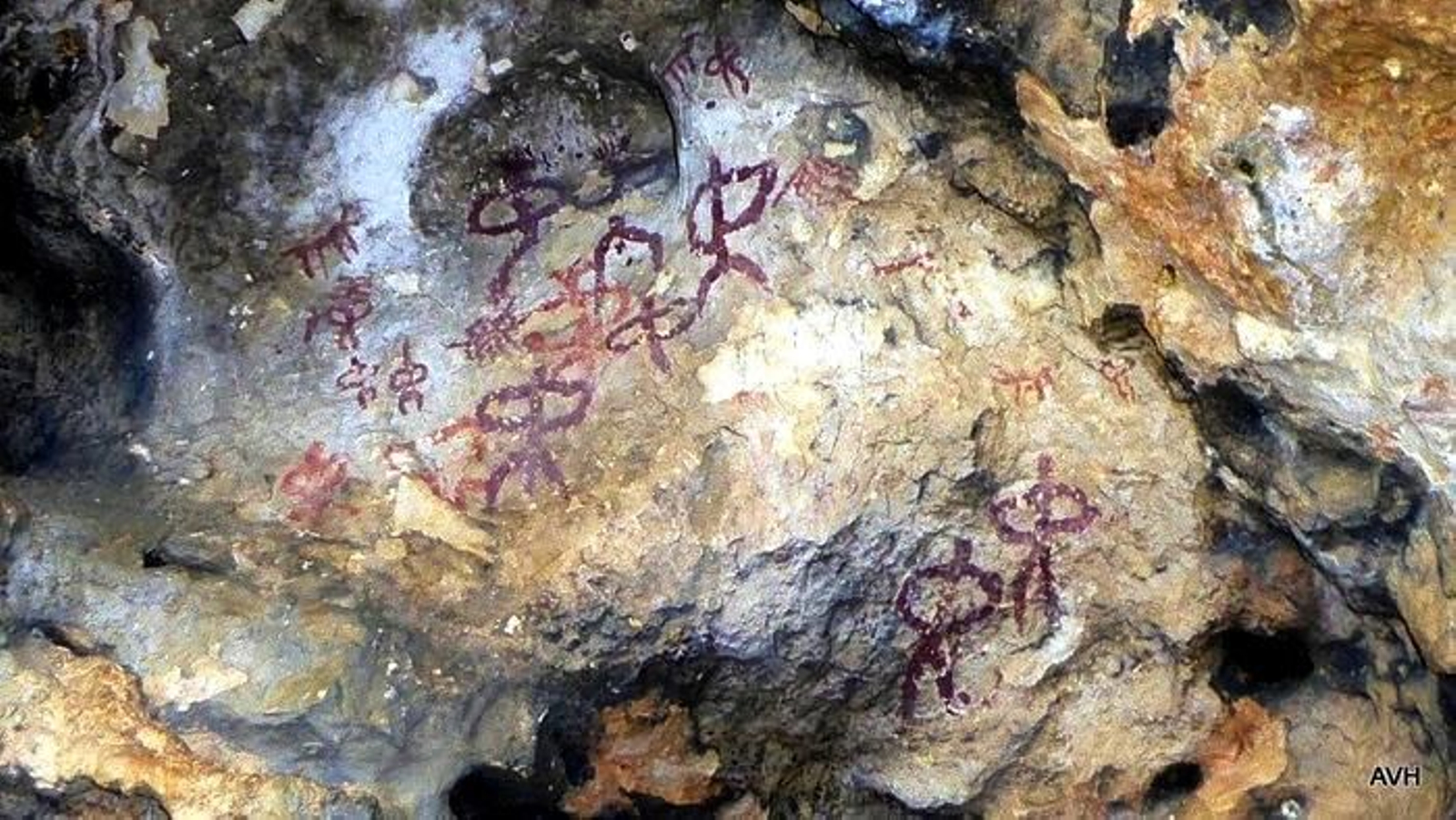 Las pinturas rupestres de este abrigo en Sierra Mágina podrían representar ritos y chamanes, además de la actividad ganadera propia de la época prehistórica.