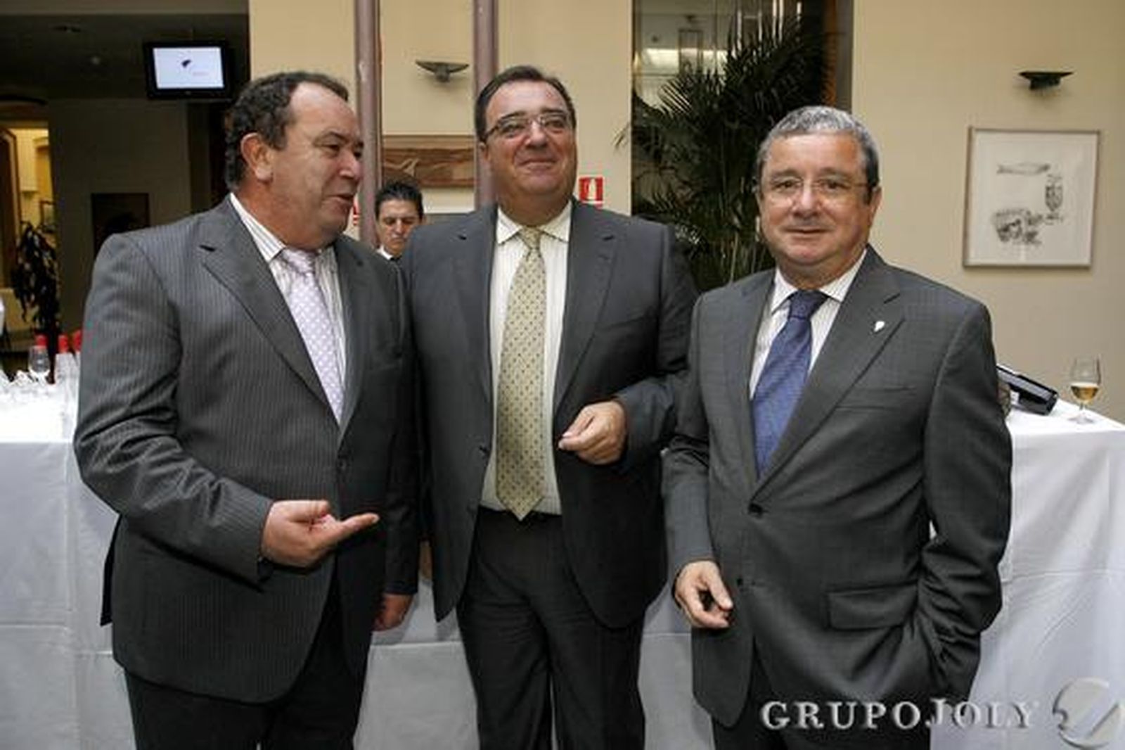 José de Mier, delegado de la Zona Franca; Santiago Pozas, director gerente del Cádiz C.F.; y Manuel Calderón, consejero del Cádiz.

Foto: Julio Gonzalez-Joaquin Pino-Jose Braza