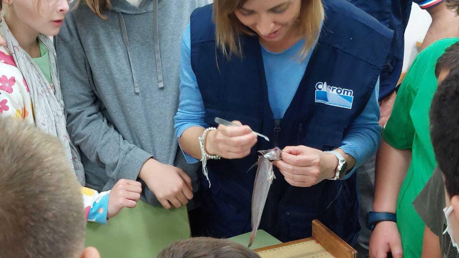 La investigadora del IEO con los estudiantes de 5º y 6º de Primaria en El Alquián