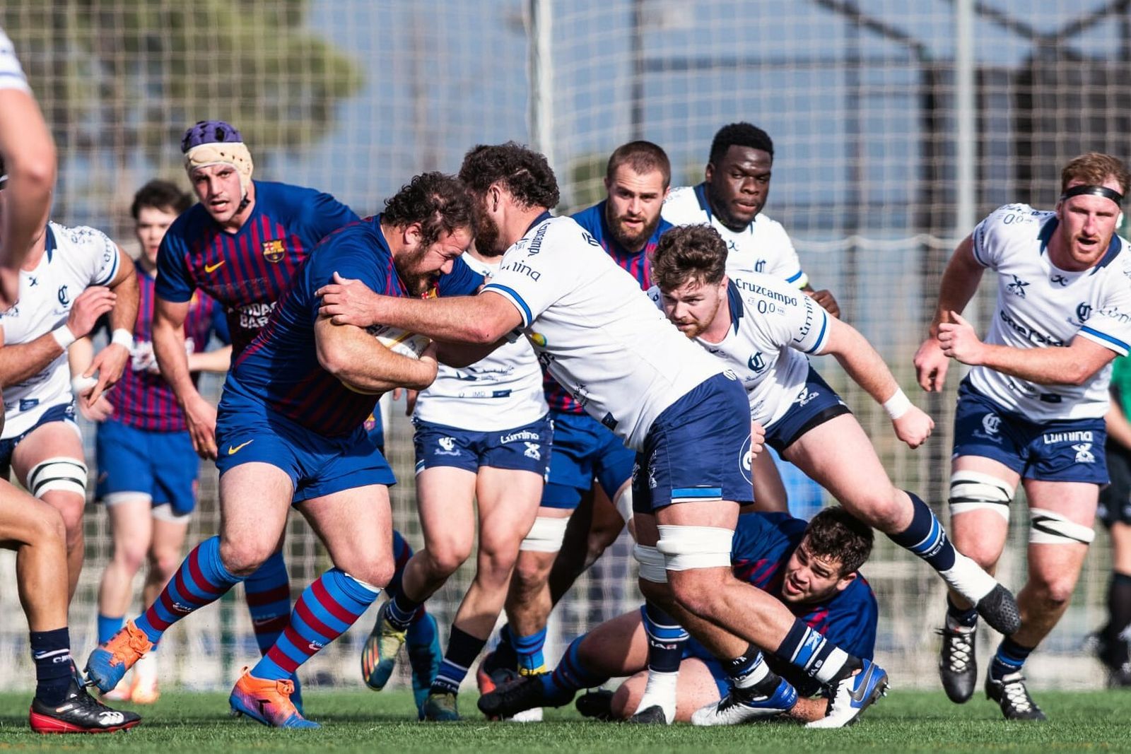Marcos Muñiz trata de avanzar con el oval.