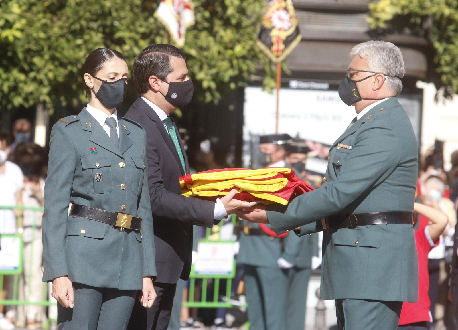 La izada de la bandera de España en las Tendillas, en imágenes.