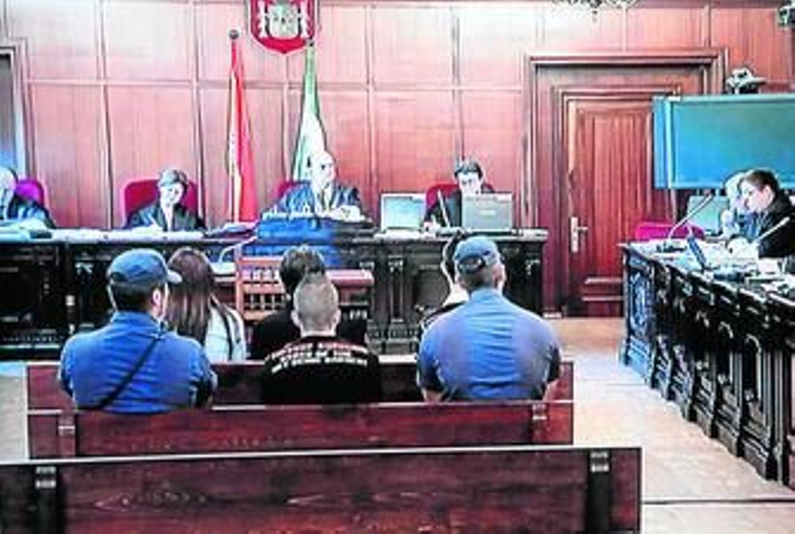 Los cuatro imputados, sentados en el banquillo de los acusados durante una de las sesiones del juicio.