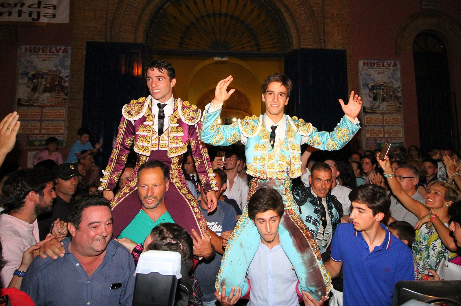 Rafa Serna y Emilio Silvera disfrutando del clamor popular en la salida a hombros que protagonizaron tras el primer festejo de feria.