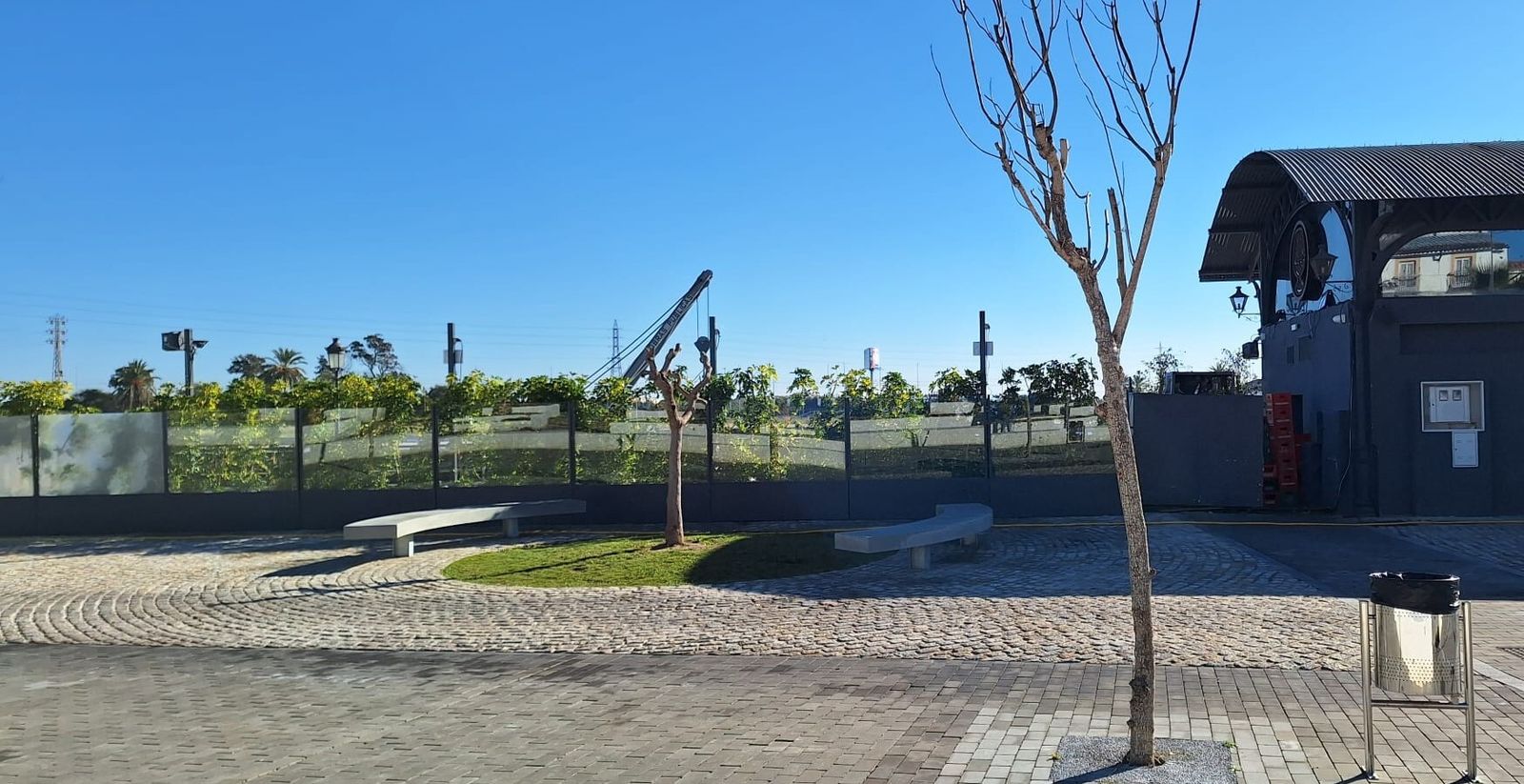 La terraza acristalada donde se levantaba la carpa anexa al pub La Cristalera, en el nuevo Paseo Fluvial, ya sin la estructura.