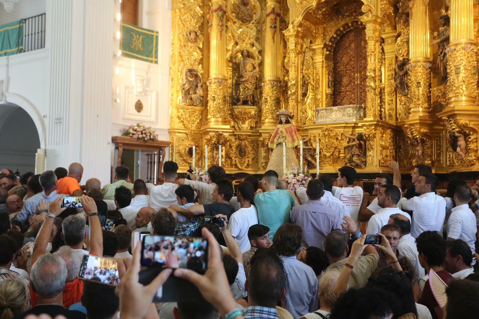 Los almonteños aguardan el momento de saltar la reja.