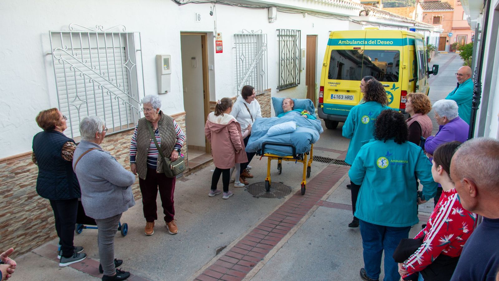 Las vecinas de Josefa fueron a visitarla nada más llegar a su casa